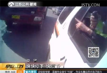 实拍超载货车与警车飚车 被拦停后司机还逃逸了