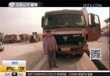实拍超载货车与警车飚车 被拦停后司机还逃逸了