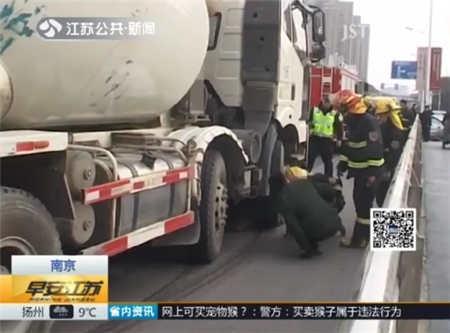 槽罐车转弯撞电动车 十四岁女孩不幸身亡