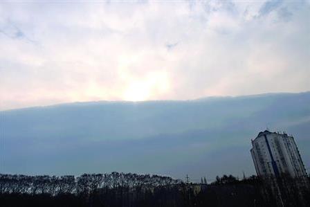南京昨现&ldquo;阴阳天&rdquo; 专家：冷暖空气交汇成很少见