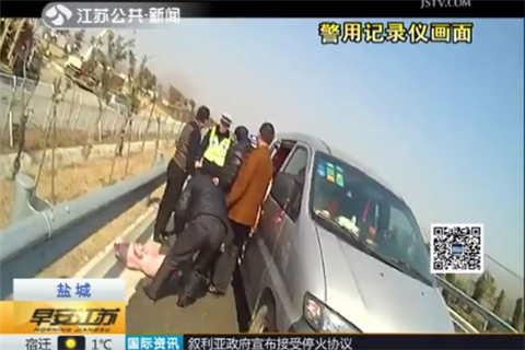 高速停车逮&ldquo;二师兄&rdquo; 贪心司机被记分罚款