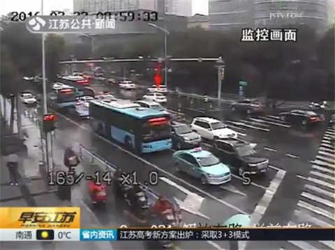 新生儿患病危难遇堵车 交警疏导交通伸援手