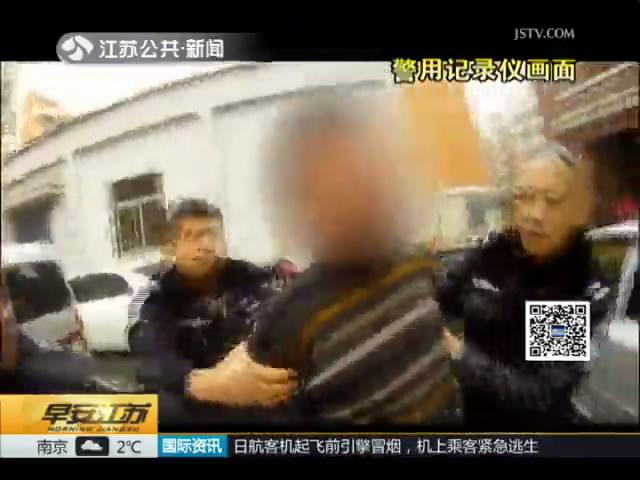 飞车追逐：男子涉嫌毒驾闯卡逃离 警车追逐十公里截获