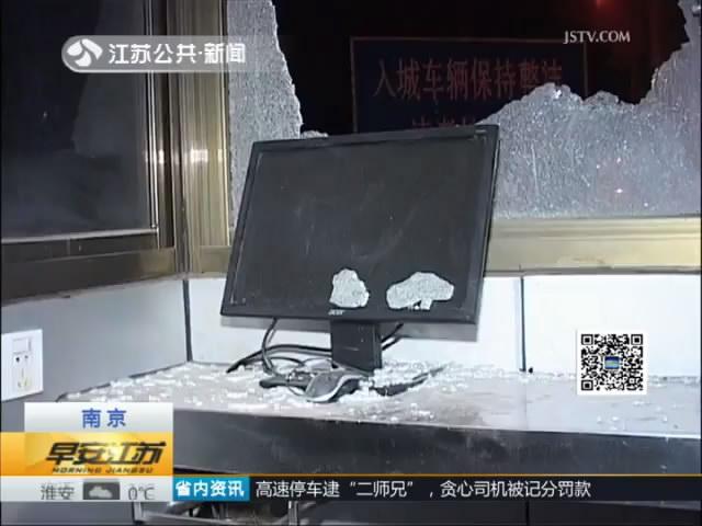 路边执法岗亭被盗 便宜的被偷贵的还在