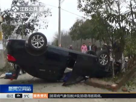 轿车爆胎侧翻 七旬老人不幸被撞身亡