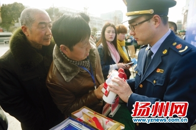 工作人员现场教市民识假辨假。董辉摄