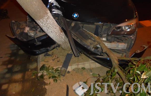 苏州一男酒驾宝马撞树想骗保 叫车记录泄密