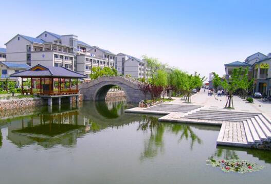 江南大学坐落于风景如画的太湖之滨,雪浪山麓之间.