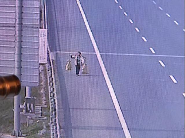 徒步误上高速 男子要去厦门看哥嫂