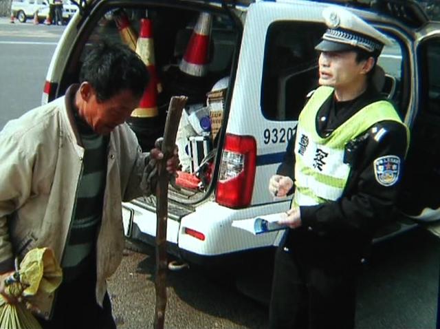 徒步误上高速 男子要去厦门看哥嫂