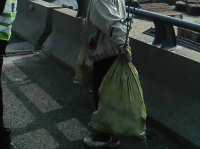 徒步误上高速 男子要去厦门看哥嫂