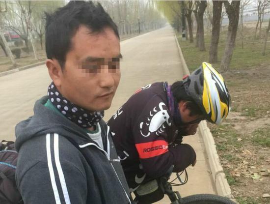 图为&ldquo;穷游&rdquo;的两男子，当场被民警戳穿 王暖意 摄