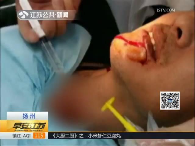 女子言行失常骂人 挥刀捅伤棋牌室老板