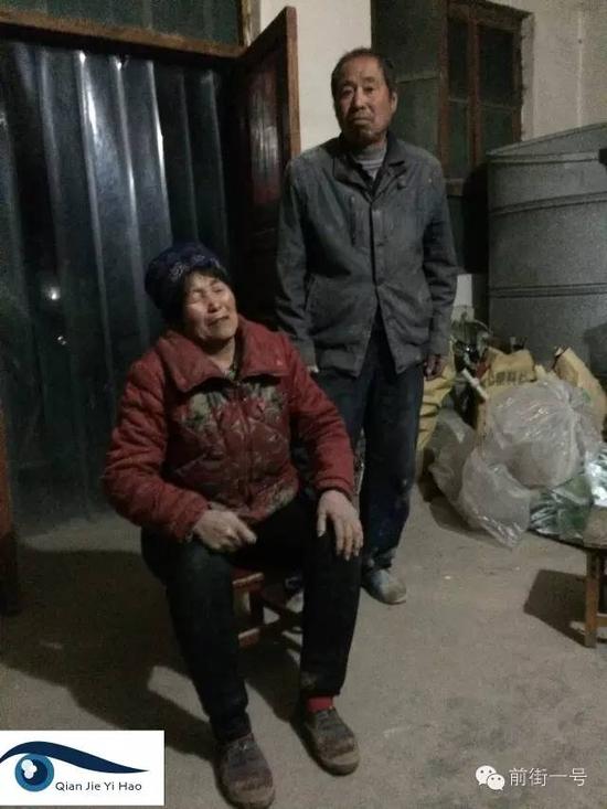 被害人薛彩芳的母亲（左）提起女儿被害的事就痛苦不止，右边是薛彩芳的父亲。