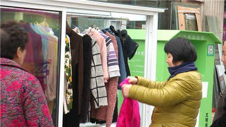 南京首个爱心衣橱试点5日 百件衣服有了新主人