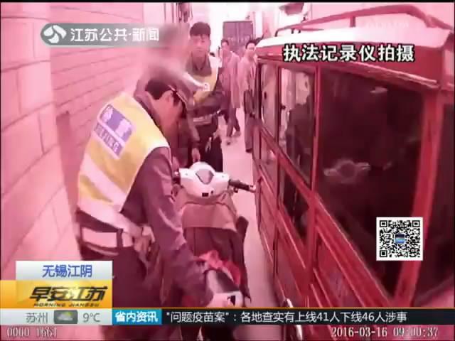 &ldquo;小飞龙&rdquo;遇查就逃跑 撞伤行人又闯祸
