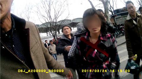 女子经常遭丈夫家暴 怀抱婴儿饿晕路边