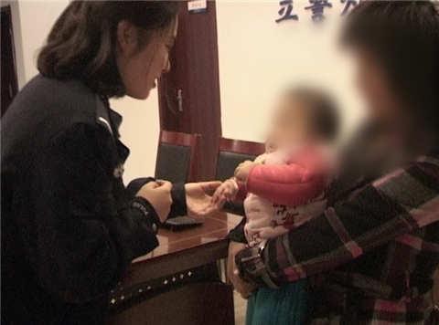 女子经常遭丈夫家暴 怀抱婴儿饿晕路边