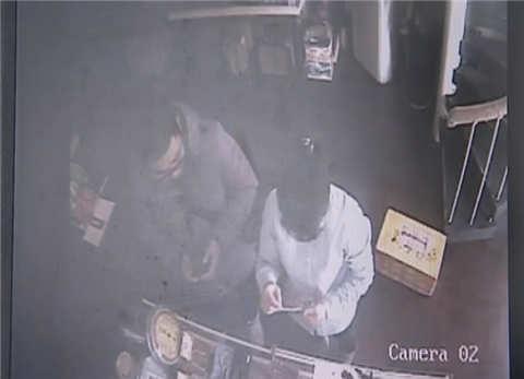 假购物真盗窃 蟊贼偷走万元手镯