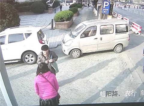 路遇女子搭讪 老伯七万块钱不翼而飞