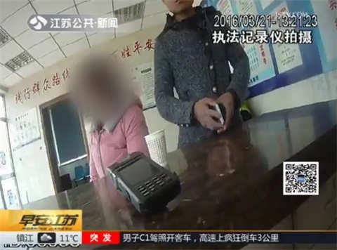 女子高速企图轻生 交警出手及时救下