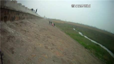 两女子江边挖野菜 江水涨潮人被困