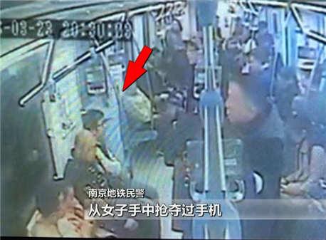 警惕黑手:地铁关门瞬间歹徒抢手机