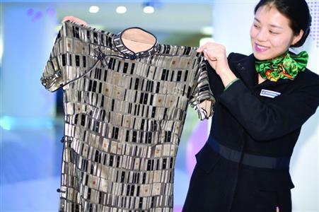 刘嘉玲在电影《开罗宣言》中扮演宋美龄所穿的旗袍亮相南京。金陵晚报记者 段仁虎 摄