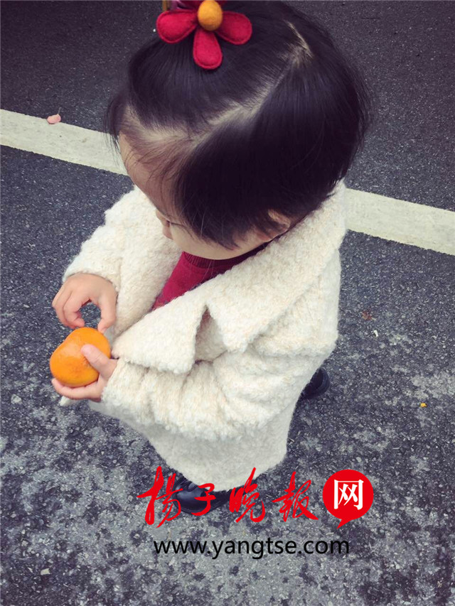时尚外婆的产业链: 小外孙女做模特,女儿做推广,她负责做衣服 自此之后,每次女儿穿上了外婆做的新衣服,赵磊总会拍个照片,然后放在朋友圈里秀一下。很多朋友和网友看到之后,在称赞之余,都希望潘文妹也能照样子,帮自己的孩子也做一件,特别是年轻的妈妈辈。问的人越来越多,赵磊和潘文妹觉得是机会,干脆就抓住了这个商机,在微信上开始卖童装。赵磊做推广,潘文妹负责做衣服,而赵磊的女儿则相当于一个小模特。 平日里,潘文妹会和女儿一起在淘宝店或者是商场的专柜里看各种童装的款式,然后去批发市场买布料,回来后结