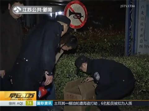 女婴被弃小区门口废纸箱 市民报警求助