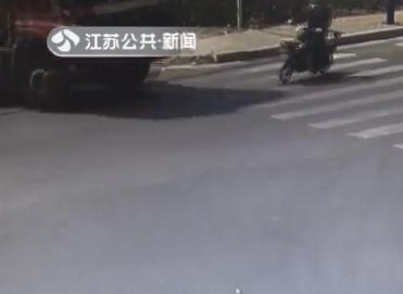 淮安:大货车违章左转弯 直行电动车被“碾碎”