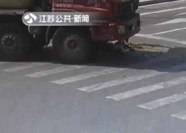 淮安:大货车违章左转弯 直行电动车被“碾碎”