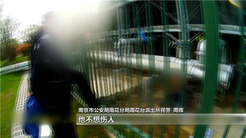 男子自困“笼”中：我有“狂犬病”不想伤人