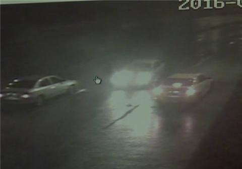 男子醉酒上路逆向行驶 还拦停女司机敲打玻璃