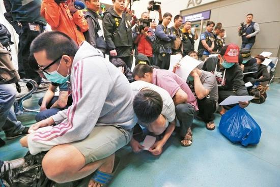 台湾警方于16日凌晨陆续释放了20名涉诈骗遭马来西亚驱逐出境的台湾嫌犯。（图片来源：台湾《联合报》）