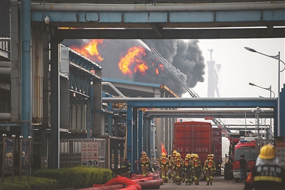 22日晚危化品仓储火灾仍在燃烧。至23日凌晨1时54分,现场明火被扑灭。 新华社发