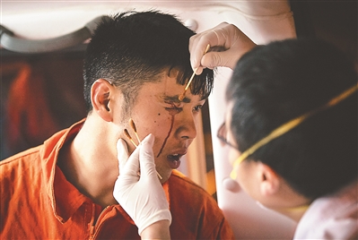 医务人员在为消防战士清创。