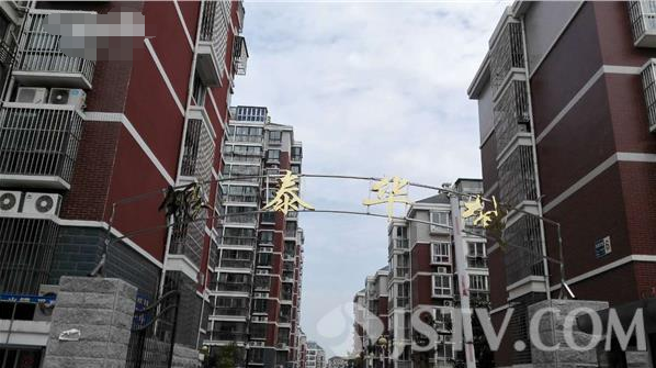 男子小区内喊抓贼原是为捉奸 家中出来两男人