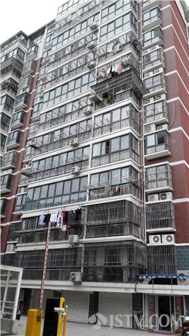 男子小区内喊抓贼原是为捉奸 家中出来两男人