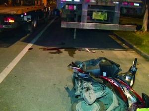 江宁母女骑电动车追尾违停大货车 幼女身亡