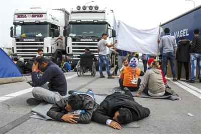希腊遣返第一批难民 难民称宁死也不去土耳其