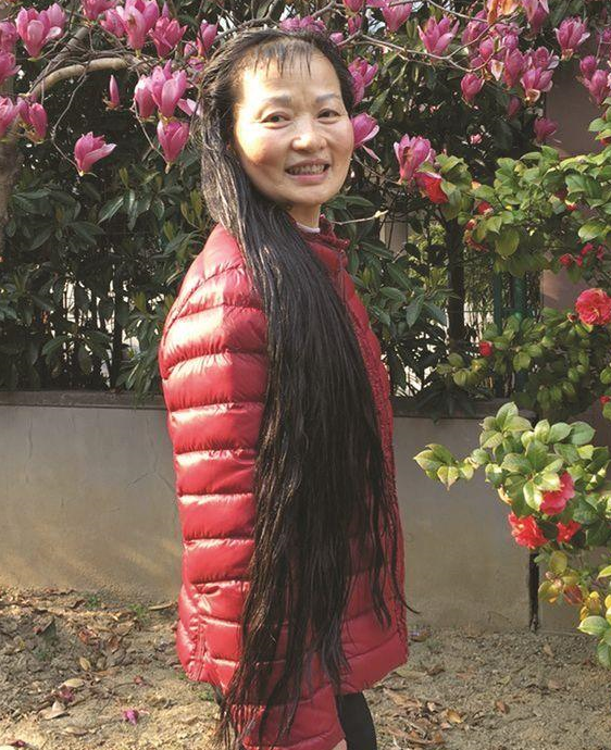 苏州64岁老太长发及腰 头发乌黑不生白发不掉发