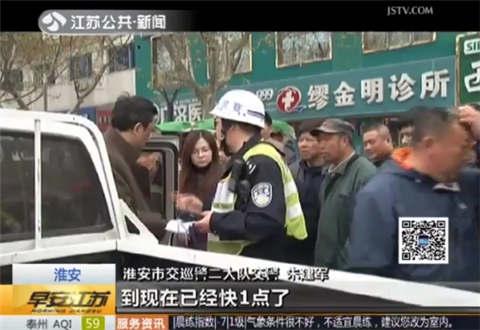 电动四轮车进主干道被查 车主阻碍执法两小时