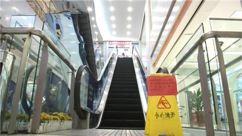 南京3岁男孩被卡电扶梯 右脚骨折皮肤坏死