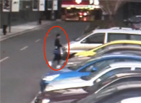 宝马女车主遭“盯梢” 上车未落锁遭劫