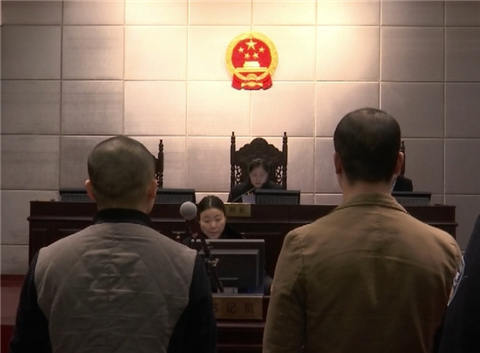 宝马女车主遭“盯梢” 上车未落锁遭劫