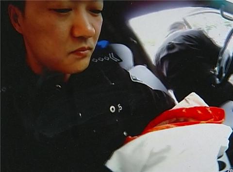 老人路边纸箱发现弃婴 父母如此遗弃已违法