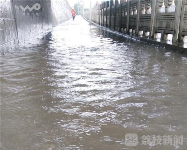 南京：人行道&ldquo;水漫金山&rdquo;电瓶车成了冲锋舟