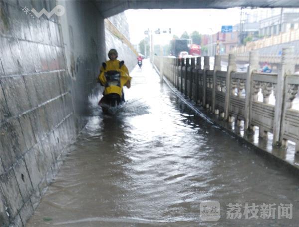 南京：人行道&ldquo;水漫金山&rdquo;电瓶车成了冲锋舟