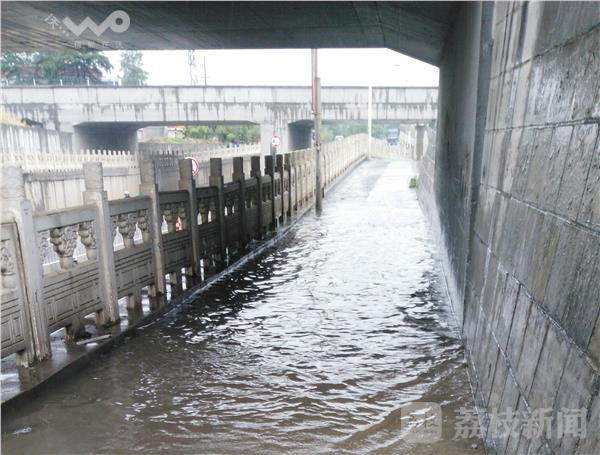 南京：人行道&ldquo;水漫金山&rdquo;电瓶车成了冲锋舟